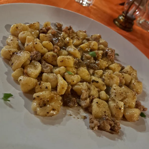 Gnocchi con salsiccia, porcini e crema di tartufo di Cacio e Pere
