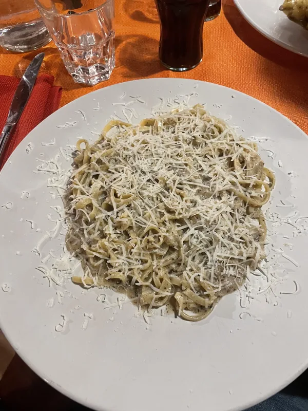 Tagliolini cacio, pepe e tartufo di Cacio e Pere